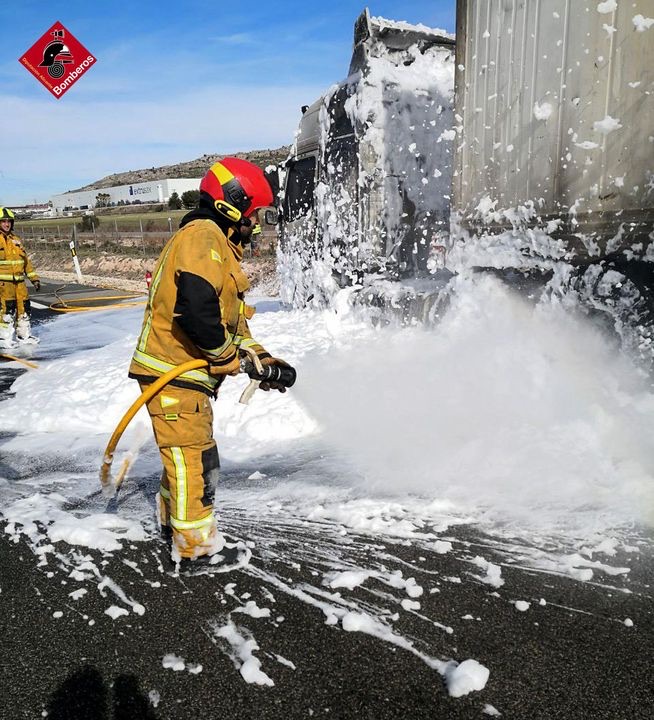 Incendio en la cabina de un camión en la A-31, altura Villena #bomberos #cpba #enaccion