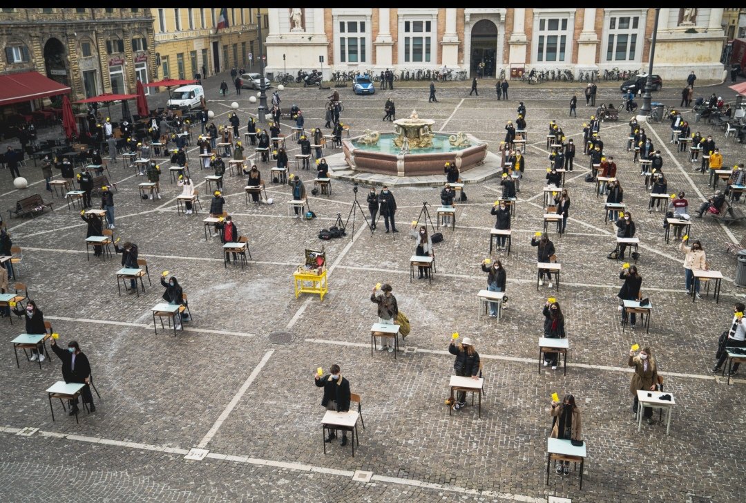 Flash mob in piazza del Popolo a Pesaro in onore di #GiulioRegeni. Un rappresentante per ogni classe del liceo Marconi ha portato con sé banco e sedia. 
A Giulio dedicato un banco pitturato di giallo in cui non si è seduto nessuno.

#veritaperGiulioRegeni 
#Regeni