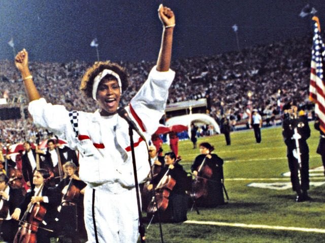 с уитни хьюстон на super bowl xxv. уитни хьюстон супербол. гимн сша хьюстон. исполнила гимн америки. Whitney houston силуэт.