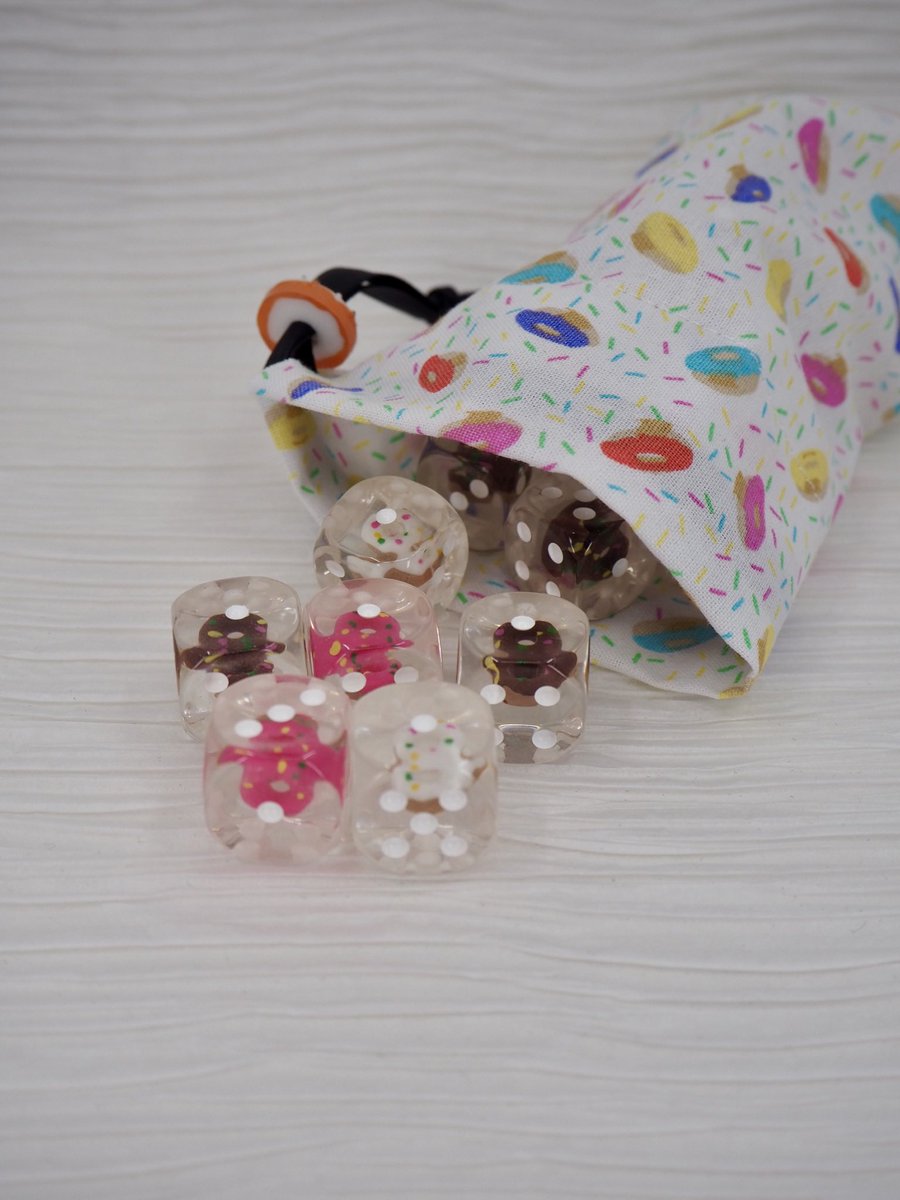 evergreenburrow's tweet photo. 3700 followers seems like a good excuse for a GIVEAWAY!

3 lucky winners will receive a dungeon donuts set AND a set of Lucky Ducks in a Row dice (7pc, 8d6 or 10d10, winners choice). 

To enter:
✨follow me
✨REPLY to this tweet w/ something/one that makes you happy
(No QRT plz) https://t.co/3xxChN0Ps7