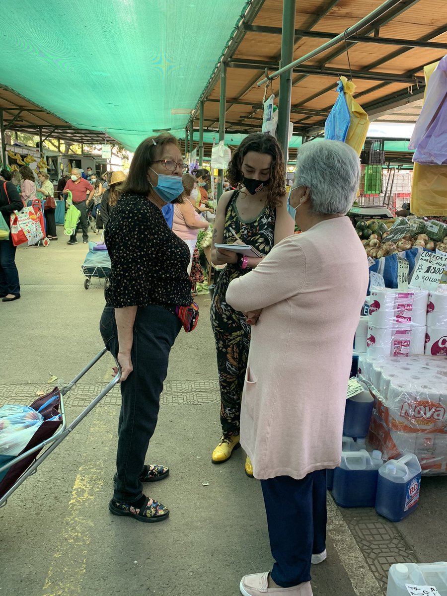 nacha_gajardo's tweet photo. Hoy en la Feria Emilia Téllez conversando con los vecinos, y preguntándoles sobre sus principales preocupaciones e inquietudes dentro de la comuna @rodjav_ #JaviRodriguez #ñuñoa #concejal https://t.co/IHbEDGvQiz