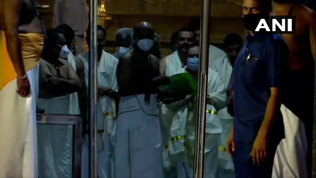 ANI's tweet photo. Kerala: BJP chief JP Nadda visited Sree Padmanabhaswamy Temple in Thiruvananthapuram and offered prayers today. https://t.co/yj1ZMrmwzc