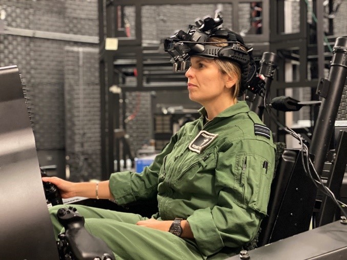 Next,  @Bonposselt was accepted into an exchange programme w/  @unibirmingham in the  & 711th Human Performance Wing  @AFResearchLab, Wright-Patterson AFB in Ohio. She is studying human performance w/ new Helmet Mounted Display Systems used in aircraft, & medical vision standards.