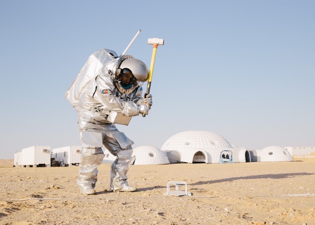 In 2018  @bonposselt travelled to the desert in Oman - with terrain similar to Mars. There she was the Medical Officer in a space simulation mission run by  @oewf keeping the astronauts and crew safe.