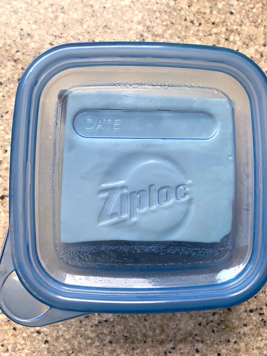 ジップロックの容器に豆腐入れて保存してたら、豆腐アートとしてめちゃかっこよくなってた。