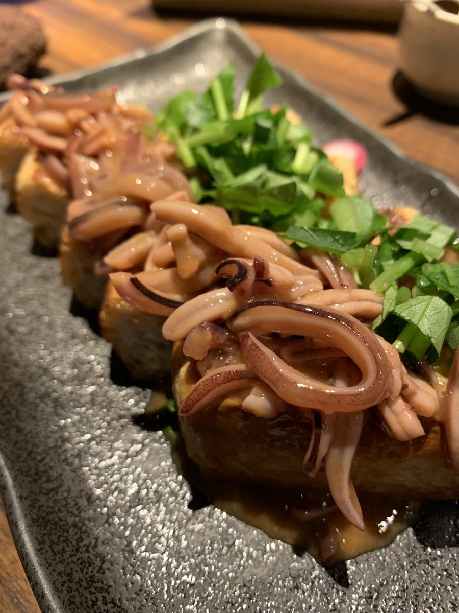 栃尾揚げにイカのわた焼きをかけて、三つ葉を載せました🤤🤤