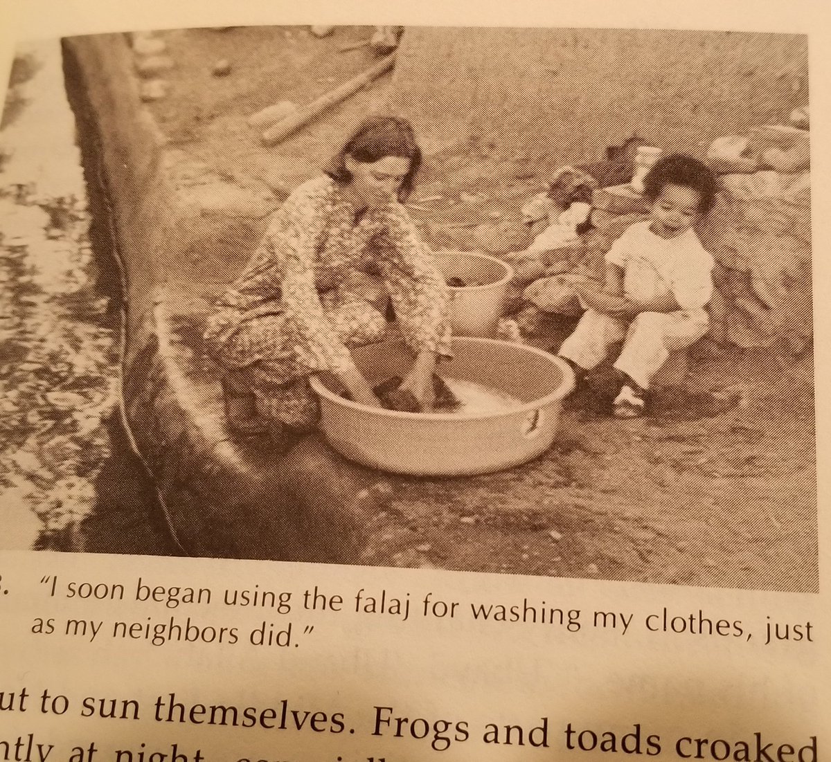 BatWHS's tweet photo. Eickelman's Women &amp; Community in Oman describes living in Hamra in 1980. She learns the term "khadim" (slave) thusly: "people were taking my daughter, Amal, for the child of a khadima" (1984:27). Pic: author w daughter Amal. (1984:29 fig.3) #ethnography #BlackHistoryMonth https://t.co/Ug9aNq8SkX