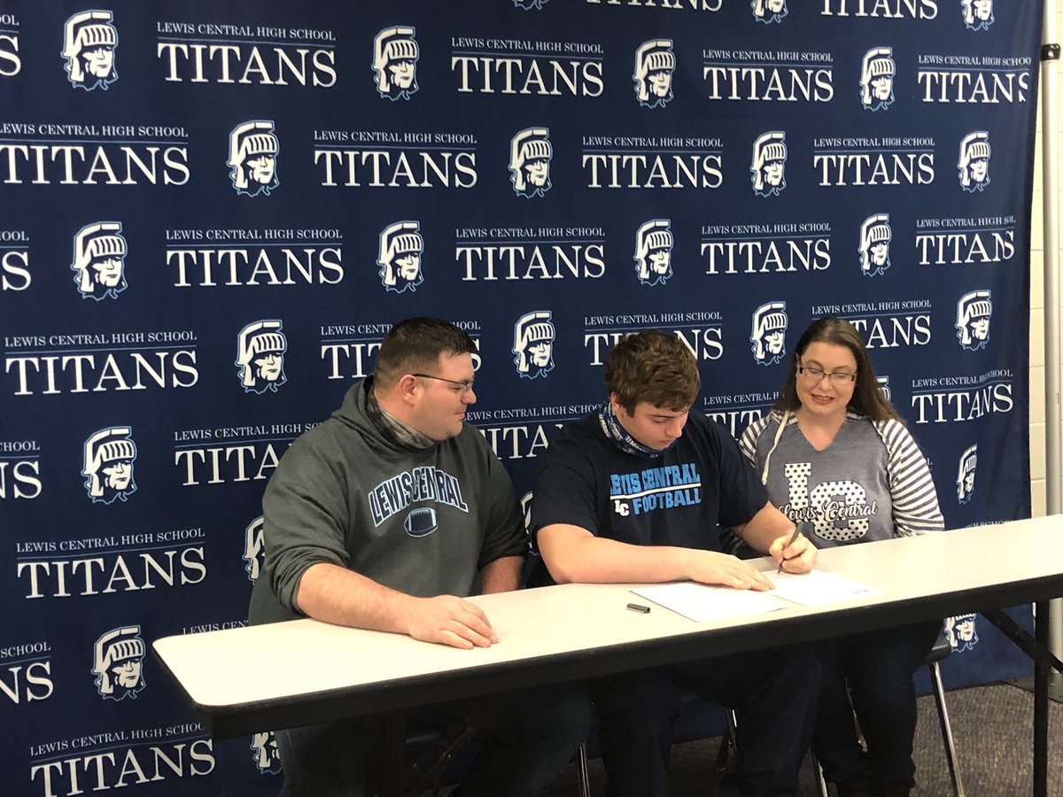 JustinKammrad's tweet photo. 2 more guys headed to play college football next year. Congratulations to @KatzerLogan for signing with @WayneStFootball and Dylan Koch signing with @UMaryFB !! @lc_ftbll bleed blue https://t.co/h7pSTUZUd2