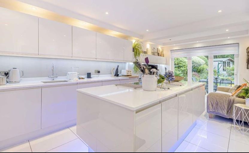 Statonsllp's tweet photo. Situated on this sought after road in High Barnet on a generous plot, a beautifully presented 5 bedroom detached family home. The property offers bright and spacious, well planned accommodation throughout. Call 020 8449 3383 https://t.co/xOryUMqjJ8 https://t.co/IF2sPLnpa6