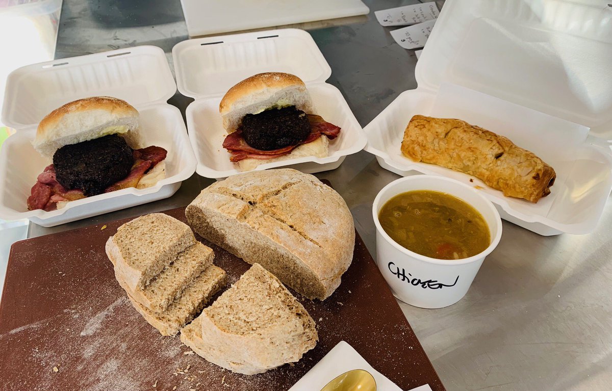 Seirbheis biadh ùr Àite-Cèilidh @Grinneabhat <a href="/BragarArnol/">Grinneabhat</a> air tòiseachadh! Bhuannaich Peigi Ann Shields tiodhlac! 
Grinneabhat Cèilidh Café takeaway food service up and running. Peigi Ann Shields first person to order received #AtlanticLights gift from Tina #GrinneabhatManager