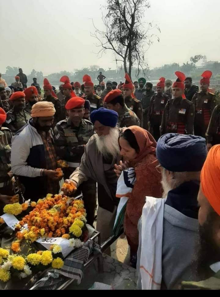 Kartara11's tweet photo. Tweet te kawan rauli paun walyo tuci sift raula paun joge ho jina ne chhati ch golian khanian hon oha nu tirange de baare dsn do lor nhi 
#KisanMajdoorEktaZindabad 
#FarmersProtest
@KanganaTeam https://t.co/1lYmBeR1Pn