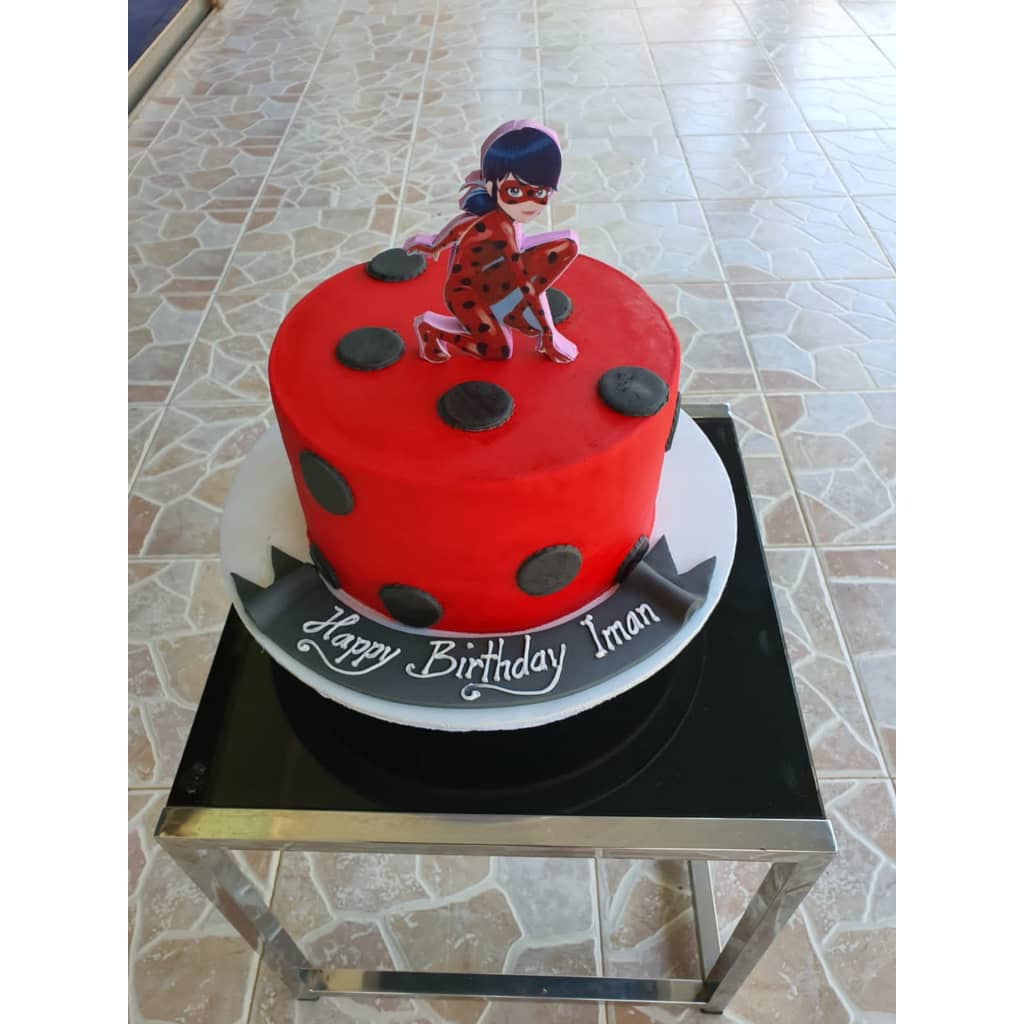 ByChloe256's tweet photo. Hey Miraculous💃🏽💃🏽 place your orders for our exqusit cakes...this cake is filled with rich flavours of strawberry and chocolate https://t.co/t8P9n75KjE