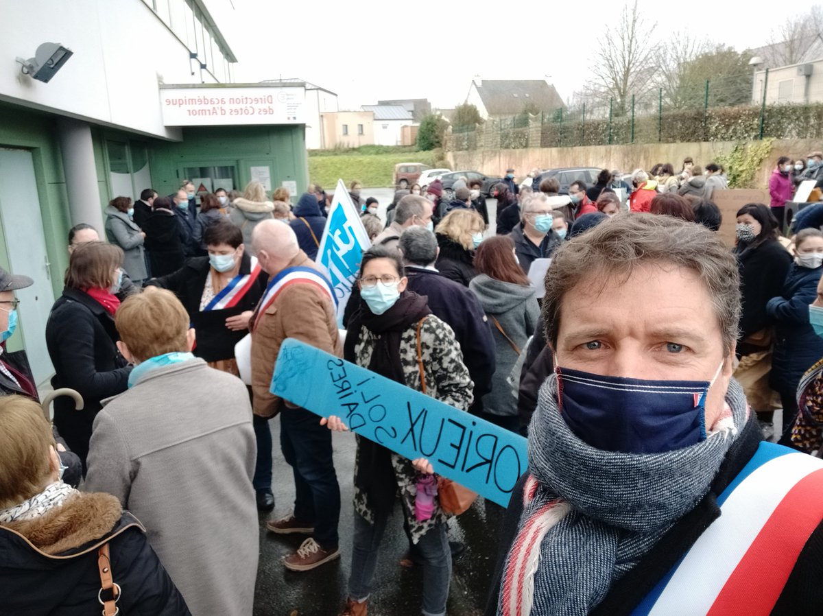 thiegauv's tweet photo. A la Direction des Services Départementaux de l'Éducation Nationale pour le maintien des classes dans nos bourgs.
#LamballeArmor
#meslin #morieux
#mathurinmeheut https://t.co/ADPtno56Tz