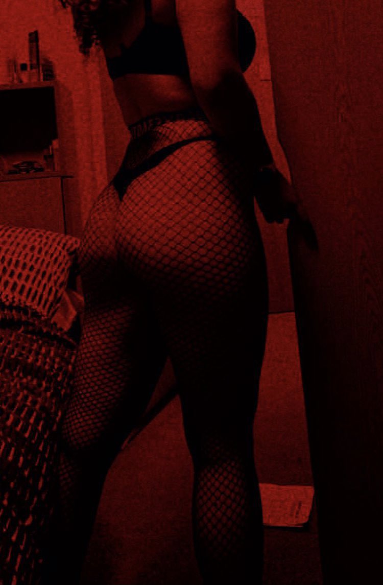 phoebexoxo20's tweet photo. Red is my favourite ❤️ https://t.co/4w8WP3mT4b