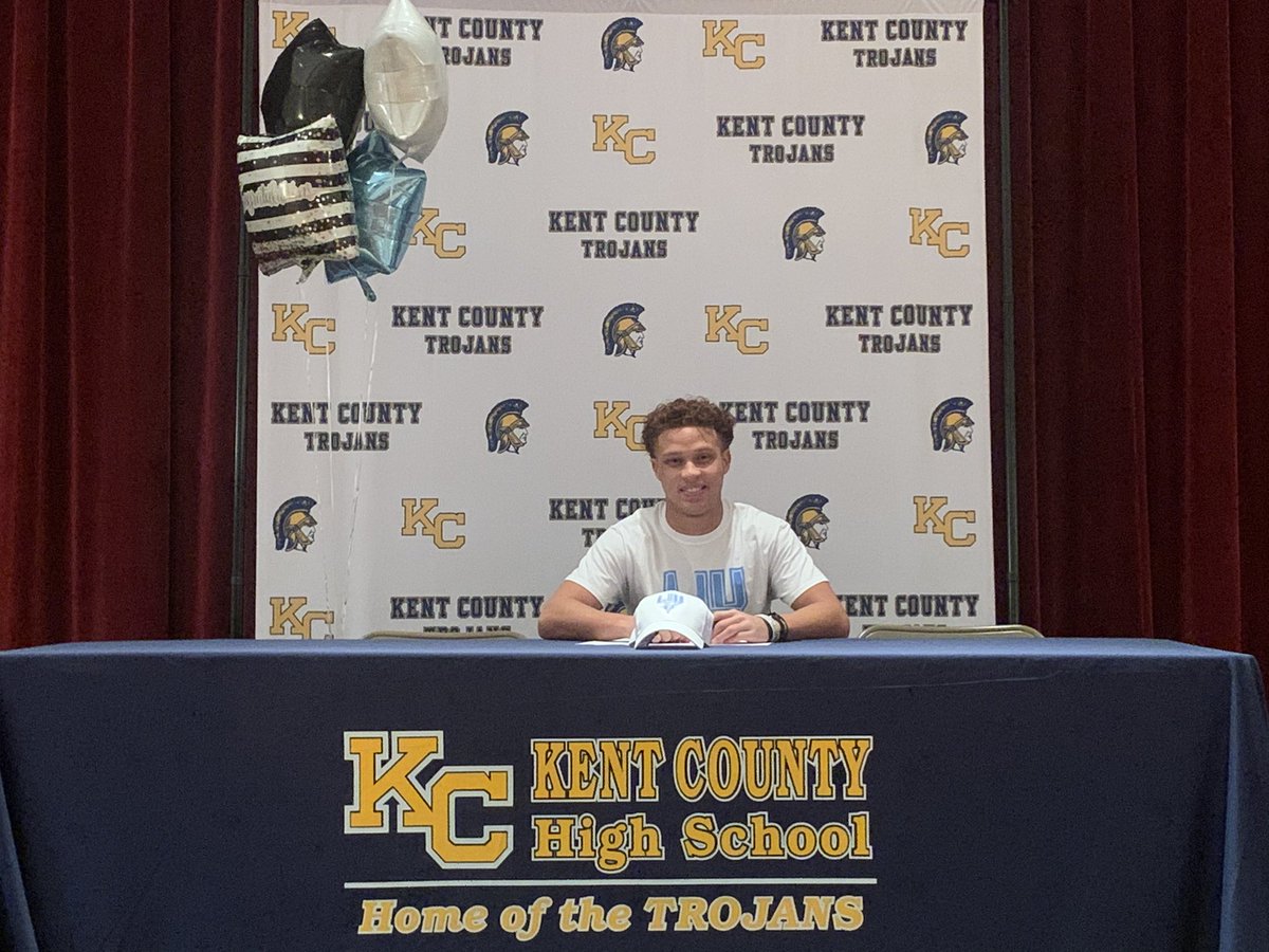 Thomas_Gold3's tweet photo. Pen to paper✒️📄. It’s official! Let’s work!! @LIUSharksFB @FBCoachCollins @QBCoachGill @QB_Factory https://t.co/8IH5pRgAom