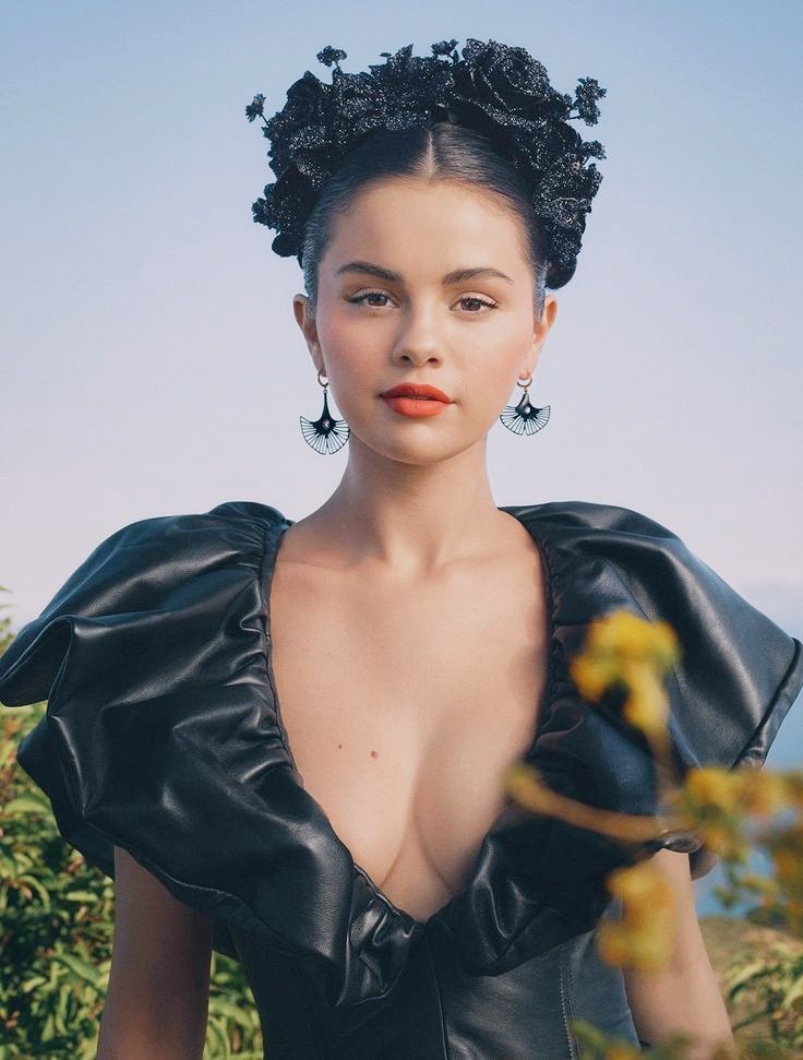 Selena Gomez as animals, a thread