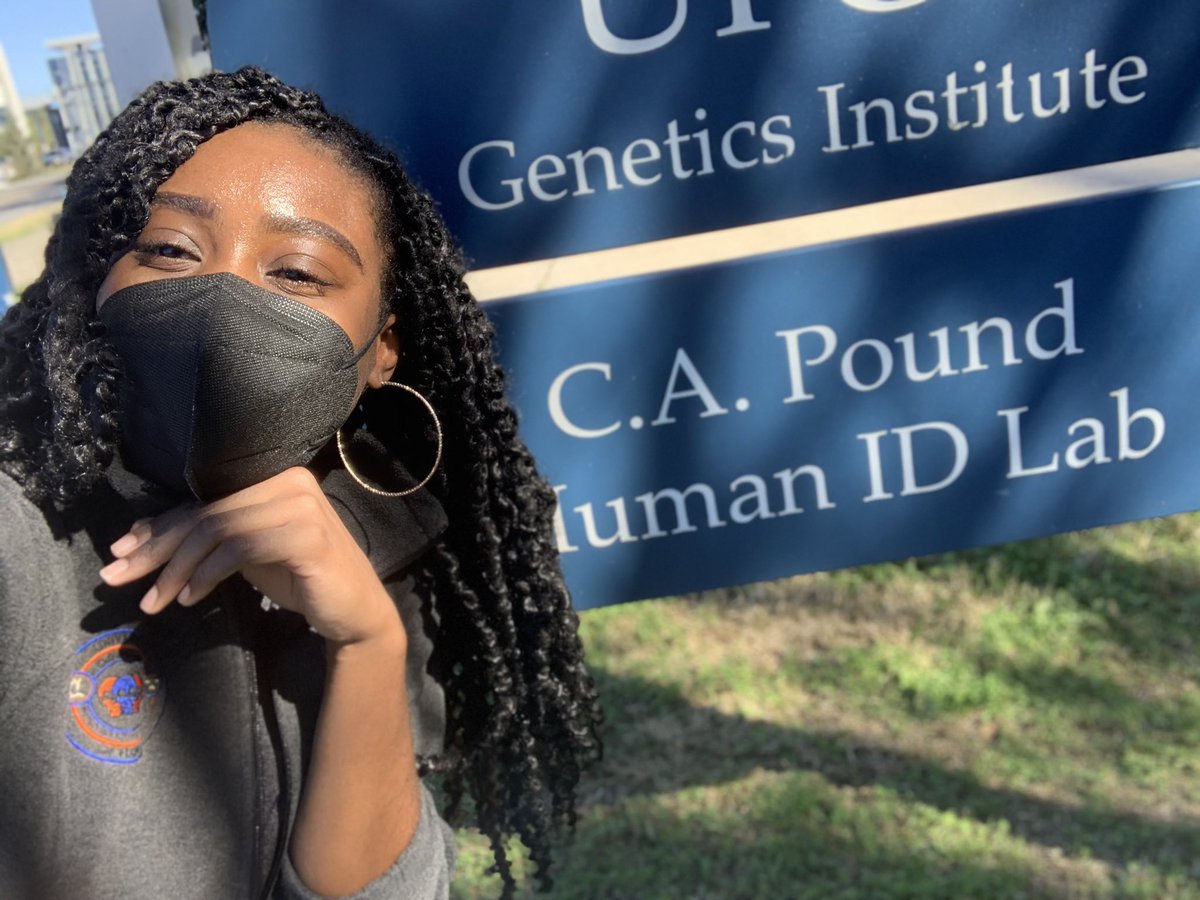 RumandResearch's tweet photo. I’m Isis & I study cranial variance in Afro-Descendant populations and forensic ancestry methods at @_DeLeonLab_ & @CAPHIL_UF I work with human remains and 3D images of human remains, so I can’t take pictures in lab. BUT here’s my post-maceration selfies with the CAPHIL sign 😂 https://t.co/5OY5DrW6Qc