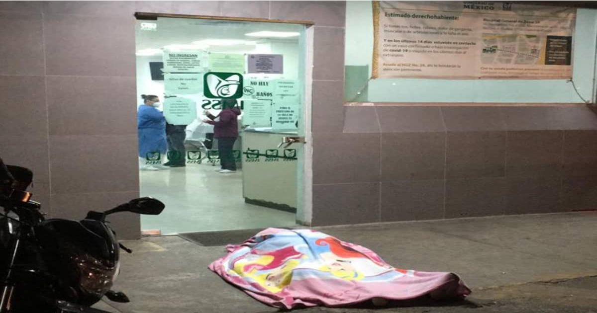 GlodeJo07's tweet photo. La triste realidad en México...
Una persona murió afuera de un hospital porque el sistema de salud está colapsado y los hospitales están saturados y no hay recursos para equiparlos... 
Pero hey, tenemos estadios de béisbol remodelados.
La 4T va 👍🏻 https://t.co/fHsYWm3H5c