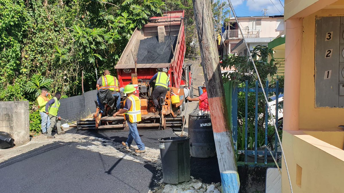 #DISTRITO4 | Hoy comenzamos con los trabajos de asfalto de calles y caminos del Barrio Tortugo. Se inició la reconstrucción del Camino Los Caraballos. Mañana, Dios mediante, se continúa el asfalto de otros caminos y calles. Gracias al personal de <a href="/ODSECPR/">ODSEC</a> por su compromiso.