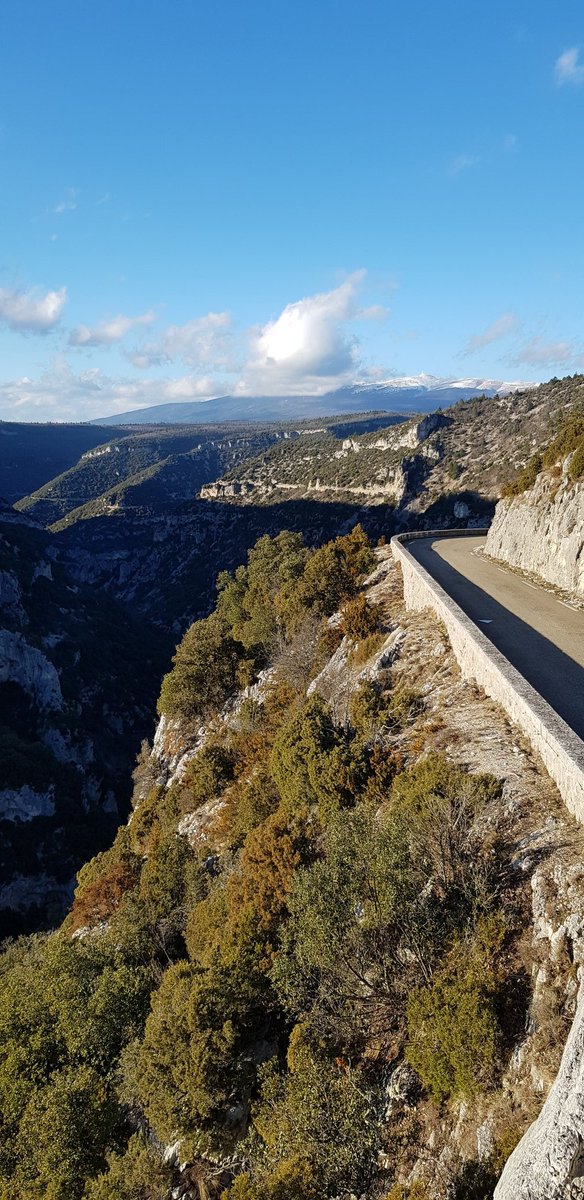 Gorges de Nesque with Ventoux in the background...what a day today was! Can't think of many more stunning rides 🇨🇵🥂
#cycling #triathlon #adventure #photography #provence #vaucluse #cycletouring