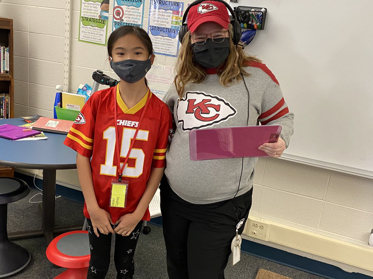 _MrsHalter's tweet image. Coach Reid and his MVP @PatrickMahomes making plays today @Chiefs @GracemorNKC #superbowlspiritweek