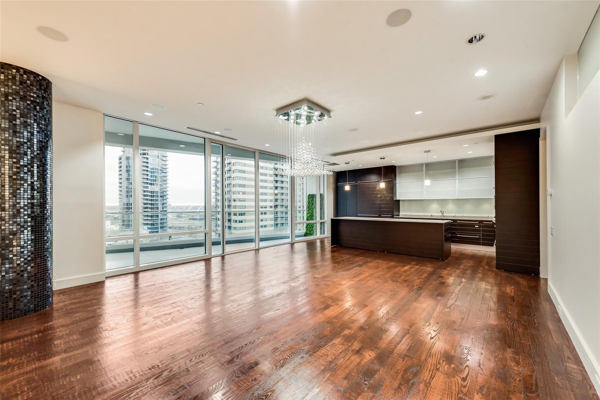 rhadfw's tweet photo. Live in luxury on top of the city! 

📍 #dallas https://t.co/rtSRxUneF3
