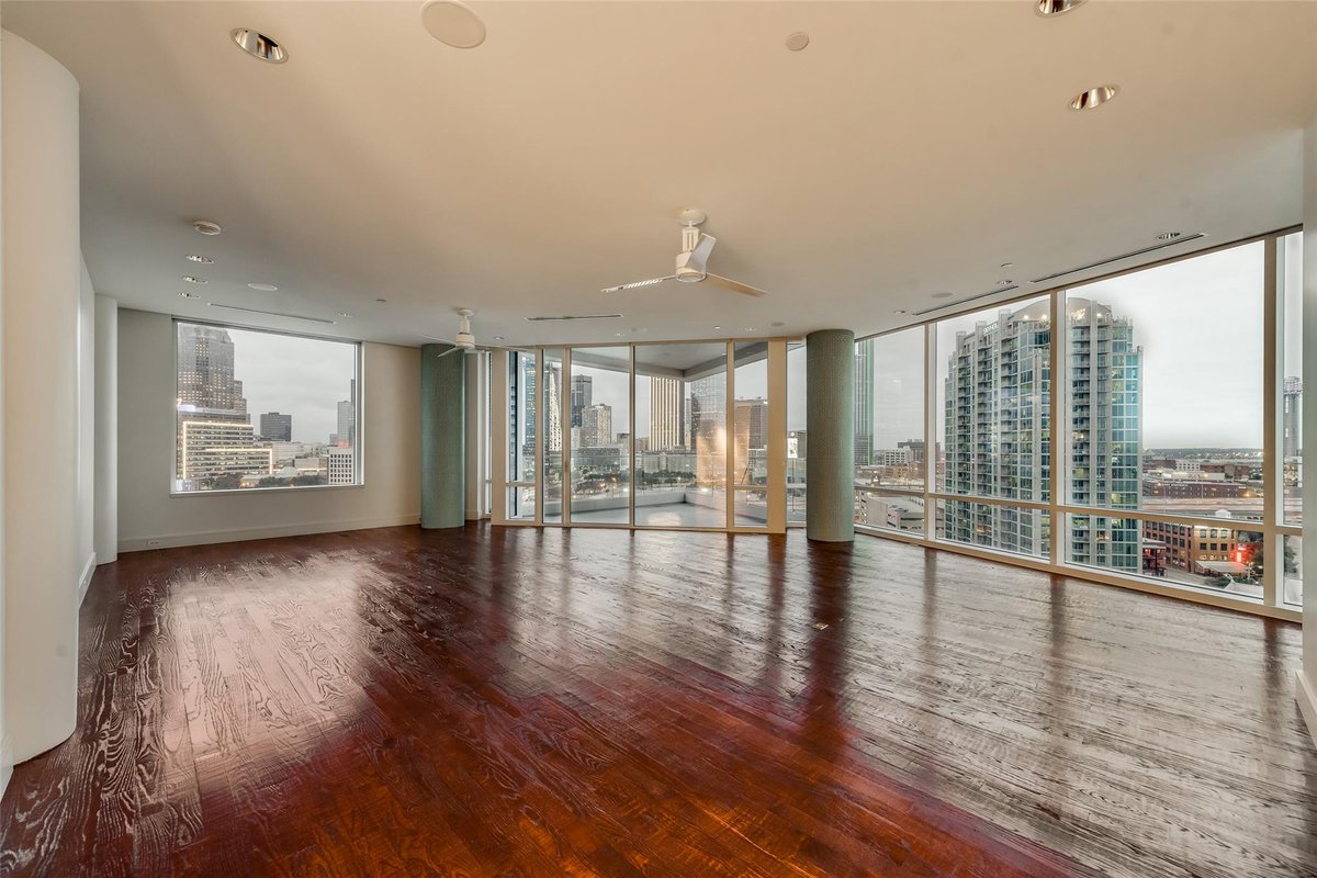 Live in luxury on top of the city! 

📍 #dallas