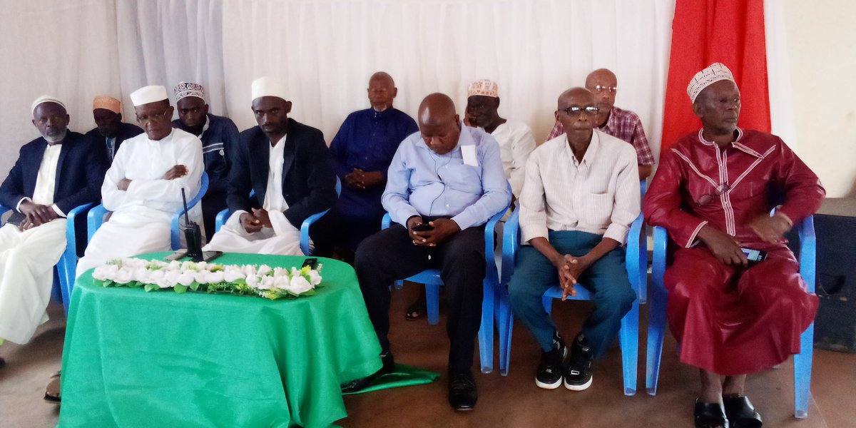 NgoziProvinc's tweet photo. Cérémonies de présenta° du nouveau dirigeant provincial de la #COSUBU
Le gouverneur @NgoziProvince @BaranyikwaEpip1 se réjouit de la bonne collabora° qui existe (e)la COMIBU,COSUBU et l'administra°
Il promet  tjs de soutenir les deux communautés ds le maintien de l'unité.#Burundi https://t.co/OFetTDjDol