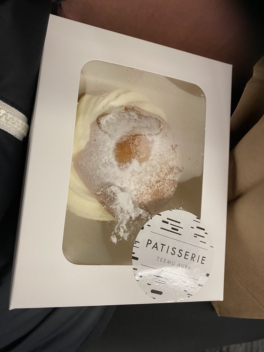 halosanna's tweet photo. @jannekoljonen Nyt kävi niin ikävästi, että croissantversiot oli jo myyty loppuun siinä vaiheessa kun pääsin apajille! 😭 Täytyy ottaa viikonloppuna vähän aikaisempi lähtö. Eikä tämä normipullakaan onneksi huono vaihtoehto ole 😇 https://t.co/uNWgszN0Ko