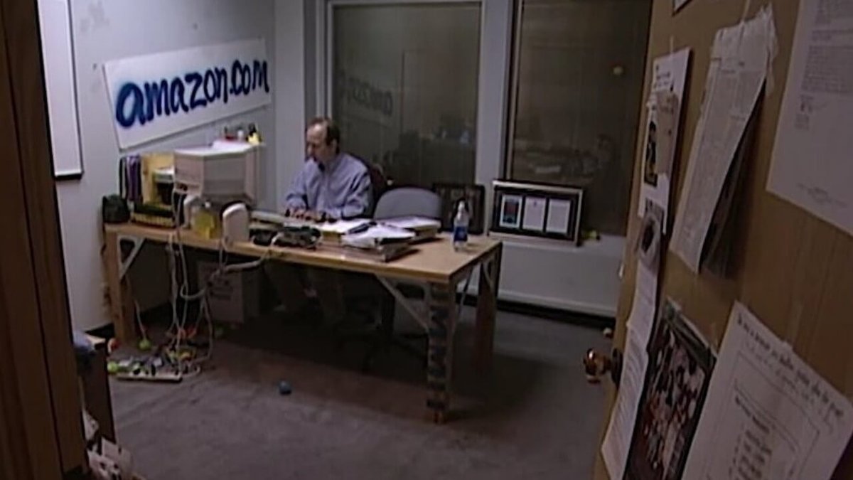 MasterODOID's tweet photo. Hoy que es noticia la salida de Jeff Bezos de la dirección de Amazon, os compartimos una imagen del lugar donde empezó todo. https://t.co/Tin2bRZ4Vv