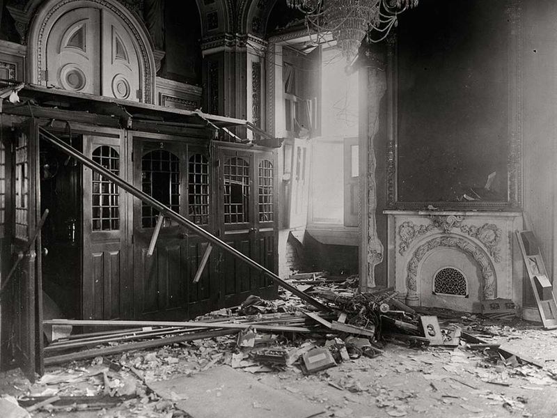2/ FLASHBACK: The second attack occurred in 1915 then Harvard Professor Erich Muenter angry with the US financial support for the UK detonated a bomb in the Capitol building. Next, he went to J.P. Morgan's house and when the financier answered his door the professor shot him.