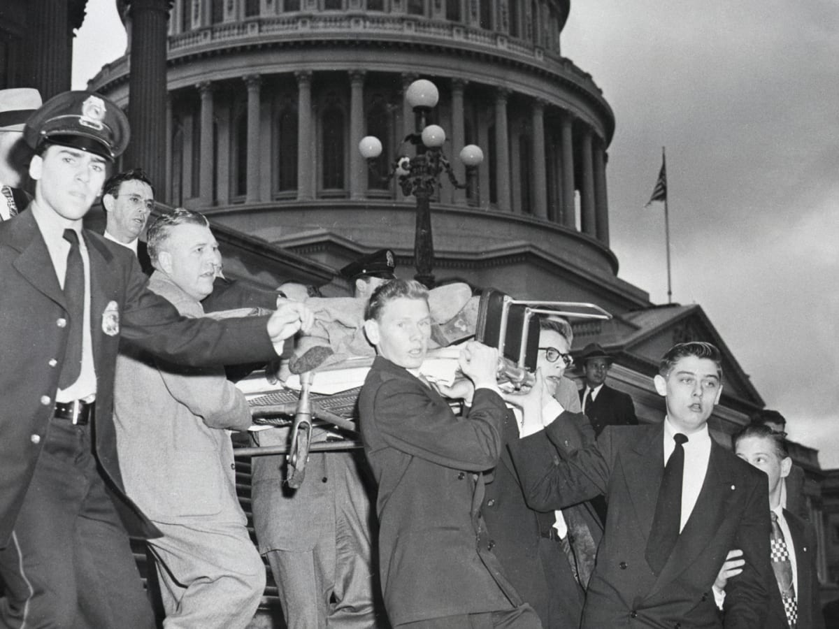 2/ FLASHBACK: Then in 1954 four Puerto Rican Americans stormed the Capitol to demand independence from the US and in the process managed to shoot five congressmen before being subdued. The congressmen survived and President Carter pardoned the four men in 1977.