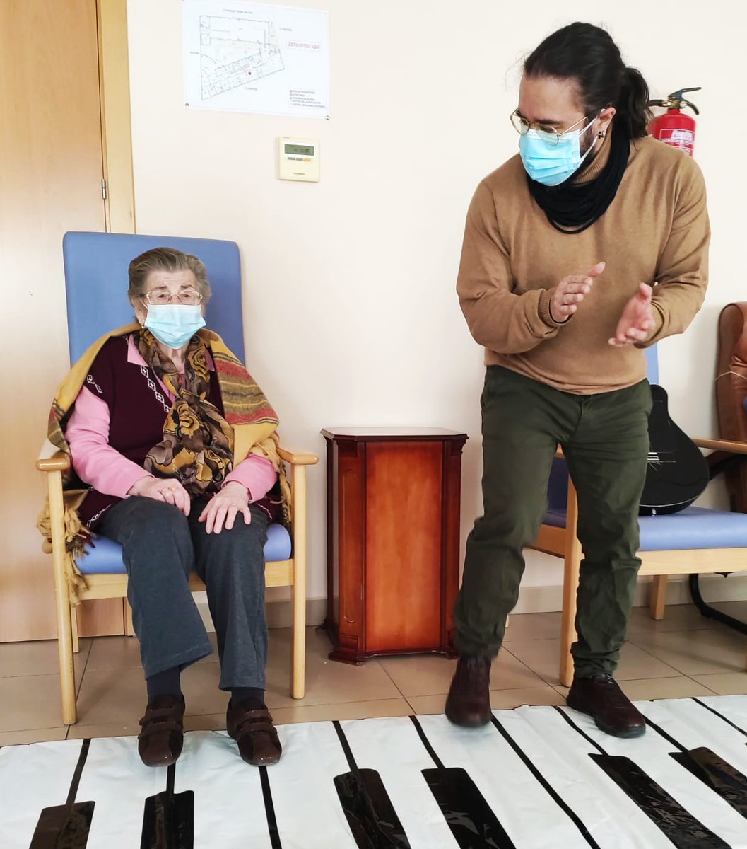 En nuestras sesiones de #musicoterapia creamos espacios de comunicación, diálogo, estímulo, creatividad, felicidad y de recuerdo. Trabajamos distintas esferas del individuo (emocional, social, física y cognitiva). Ciencia+Música+Humanización. 
.
#JavierAlcantara #musictherapy