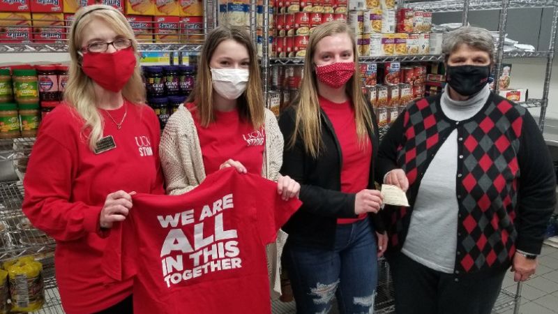 Raising funds through T-shirt sales, members of our Kappa Delta Pi education honor society recently provided a $300 donation to the Campus Cupboard: bit.ly/3oLM4cc
#MuleStrong