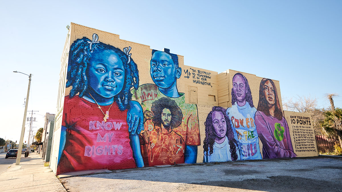 benandjerrys's tweet image. . @Kaepernick7 is continuing to build a future where Black youth feel seen, heard, loved, &amp;amp; honored. A 90' by 30' mural created by Kaepernick’s friend artist-activist @2cent_bmike celebrates Tampa youth and joy on the journey to justice. Learn more: benjerrys.co/3pMeu7c