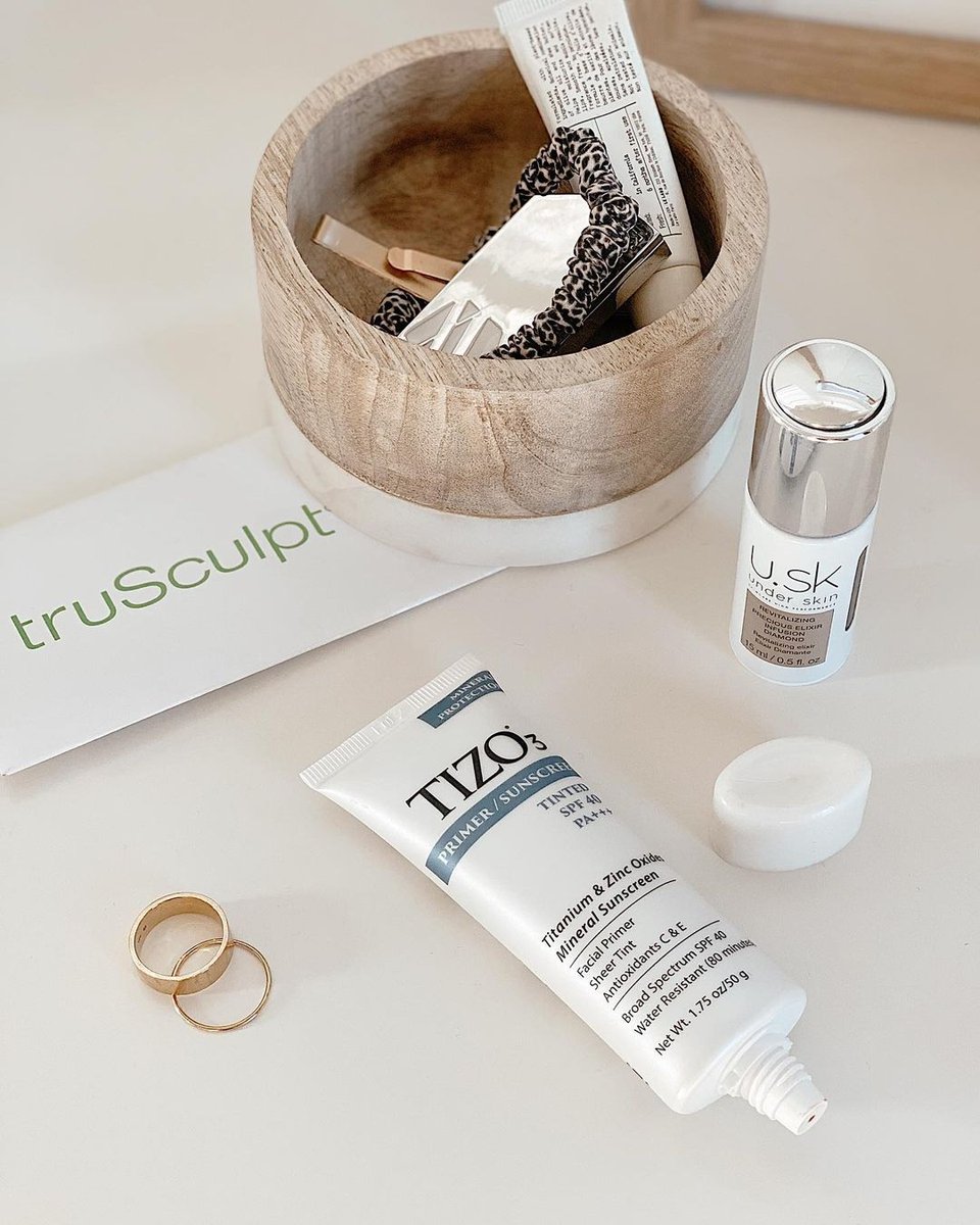 You've probably heard this a thousand times, but sunscreen is a MUST in your skincare routine. Yes, even in the winter months. Not to derma-splain, but for the people in the back, the sun's radiation can still be damaging even if you don't see its rays 🌞⁠
⁠⁠
📷: popofcoral