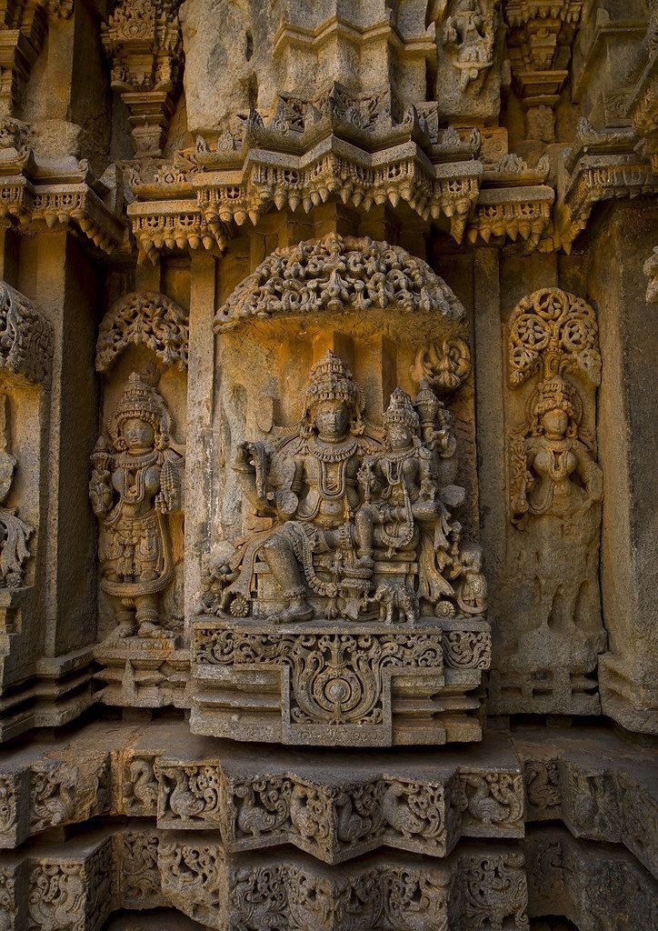  #Thread on Hoysala, the forgotten empire. The Hoysales, an indigenous dynasty who ruled for three centuries over almost the whole of Karnataka, leaving a rich heritage of imperishable monuments of art and culture. Belur was their capital city which was later moved to Halebidu.
