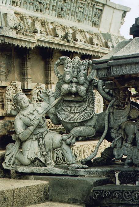  #Thread on Hoysala, the forgotten empire. The Hoysales, an indigenous dynasty who ruled for three centuries over almost the whole of Karnataka, leaving a rich heritage of imperishable monuments of art and culture. Belur was their capital city which was later moved to Halebidu.