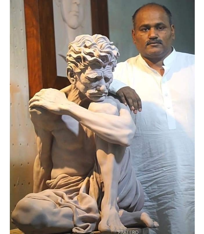 Khi_Alerts's tweet photo. Meet Fakeero Solanki aka Micheal Angelo, an incredibly talented sculptor from Sindh, who received a medal 'Tamgha-e-Imtiaz' in 2020 in recognition of his talent. ♥️🇵🇰 https://t.co/Tz3ubzuxYF