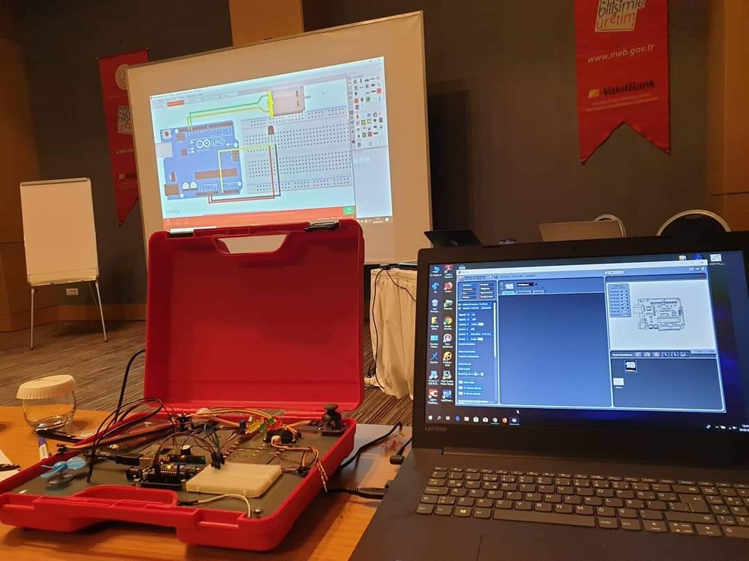 teknogretmenler's tweet image. #BilişimleÜretim Projesi Pilot Uygulaması bu yil 3. Yılından gidiyor.  Okullara 2 öğrenciye 1 set gönderildi. Ayrica her pilot okula 1 adet 3D yazici verildi. #scratch #smallbasic #tinkercad #python #s4a #arduino #appinvertor #microbit bilisimle üretim müfredatında yer alıyor.