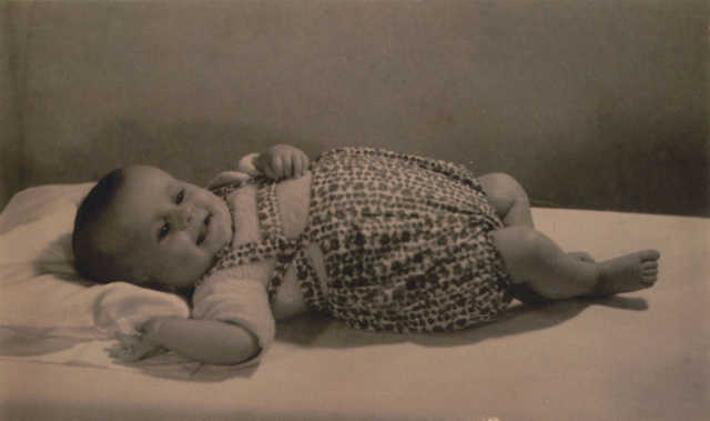AuschwitzMuseum's tweet photo. 4 February 1942 | A Dutch Jewish girl, Esther Stad, was born in Amsterdam.
In October 1942 she was deported to #Auschwitz and, after selection, murdered in the gas chamber. https://t.co/O7sx7F05xW