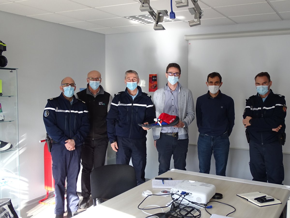 Gendarmerie_042's tweet image. Visite de l'entreprise EVVO à Bourg Argental qui fabrique la #Snowshoe 
Belle innovation technique née au cœur du parc naturel du #Pilat 👏👍
Les Snowshoes équipent déjà les 👮👮‍♀️de la zone du Pilat  pour des interventions plus efficaces dans la 🏔️❄️
#NotreEngagementVotreSecurite