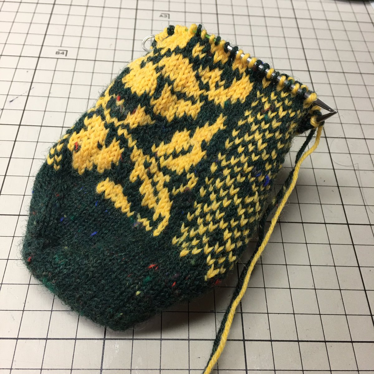 A_bexbm's tweet image. 今日はここまで
マチ開始
まだ模様がよくわかんないですけど。
むふふ
明日モバイルできるかな
#testknitting #strandedknitting