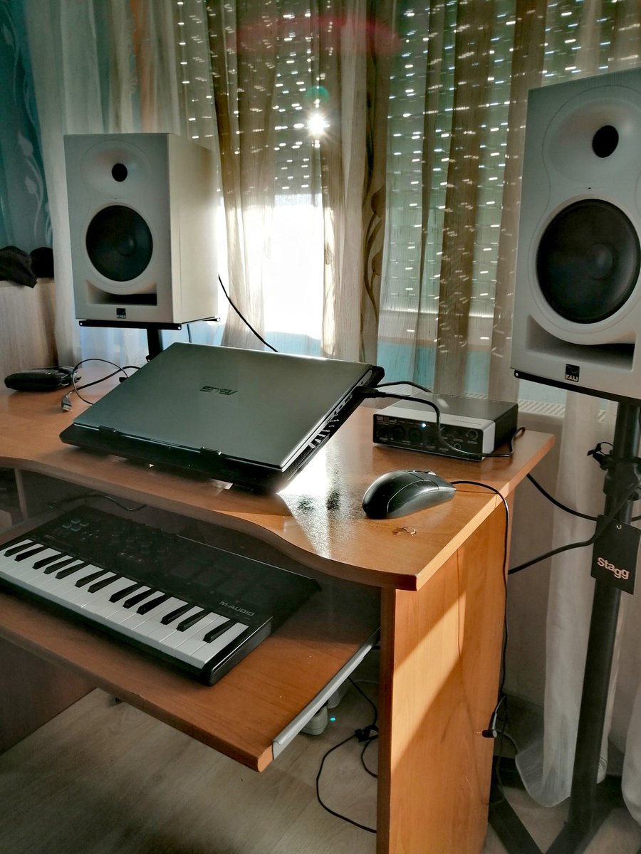 ThePshow1's tweet photo. Just built my little paradise🤘🏻🎶 #home #studio #speakers #music #EDM https://t.co/FjRckP2fXV