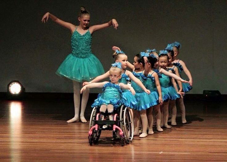 А где наши девочки?. Ариана гранде concert. Селена гомес на сцене. Где девочки выступают. Где девочки выступают.