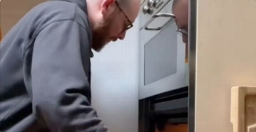 DailyMirror's tweet photo. Man shares hidden oven feature so you can take the door off to clean it properly
https://t.co/sIRI6N1Its https://t.co/lf3cjPcFs8