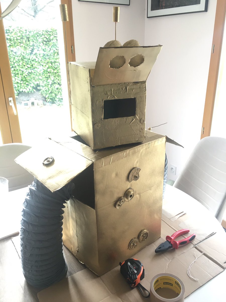 PhilippeKFDJ's tweet photo. Atelier fabrication du déguisement de robot 🤖 pour carnaval avec Maël !
Il nous reste les réacteurs du jet pack à terminer... et croiser les doigts pour qu’il ne pleuve pas vendredi 🤞 https://t.co/mvMHXHz6we