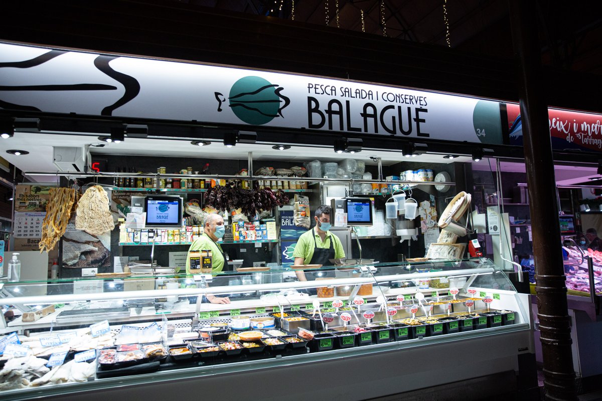 tarragonamercat's tweet photo. Els amants de les olives teniu una parada obligatòria a Pesca Salada i Conserves Balagué, amb pràcticament una varietat per a cada dia del mes 😋 

#MercatsTGN
#mercatsmunicipals https://t.co/iYFCgEmdrH