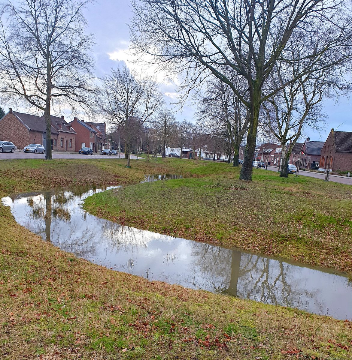 Yfje1's tweet photo. Leuk om in Maasbracht de wadi "in actie" te zien. Meanderend als een Beek π
#Middenlimburg
#Maasbracht
#DeBaek https://t.co/QEzktRbMV4
