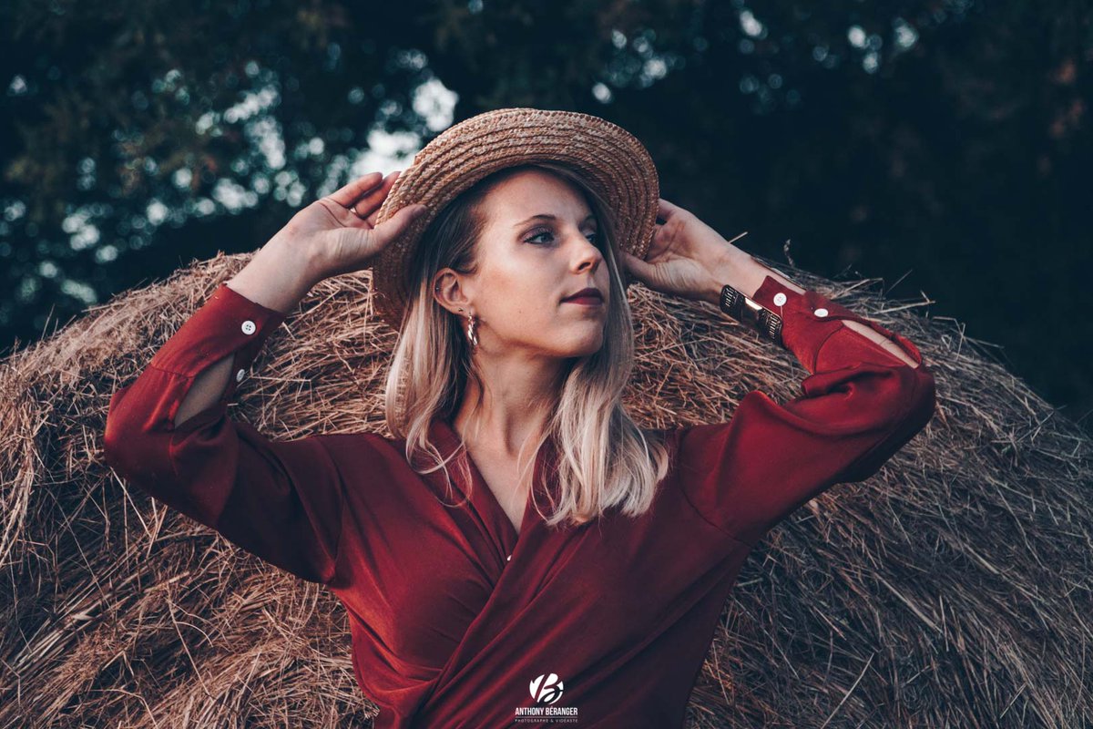 AnthonyBeranger's tweet photo. Aujourd'hui, j'ai le plaisir de vous présenter une série réalisée avec Aurélie.

Ce soir d'été, l’Anjou et ses champs apparaissaient comme un décor parfait pour un shooting photos portrait réussi.

Découvrez les photos : https://t.co/jpTcWtUwb2

#Angers #Anjou #Photographe https://t.co/m57n21UVpU